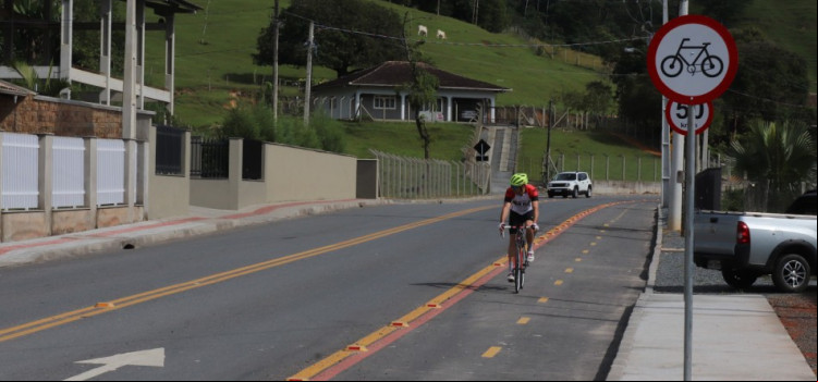 Prefeitura entrega obra de pavimentação da Rua Carlos Krueger