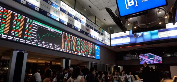 Ibovespa opera com volatilidade