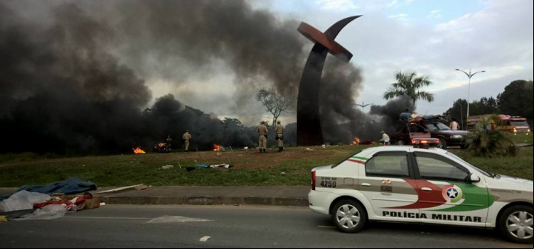 Briga em acampamento cigano acaba em incêndio