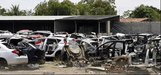 PM encontra carro roubado em ferro-velho na BR-470