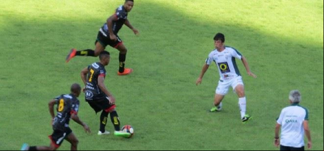 Metrô bate o Brusque e vence a primeira diante de sua torcida