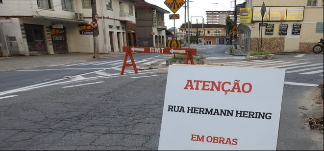 Obras interditam parte da Rua Hermann Hering neste sábado