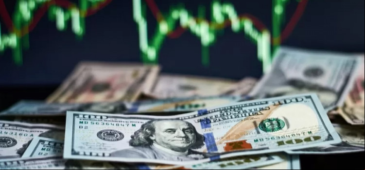 Dólar opera em alta e chega a R$ 5,73