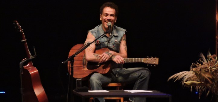 Nando Reis lota o Teatro Carlos Gomes no domingo