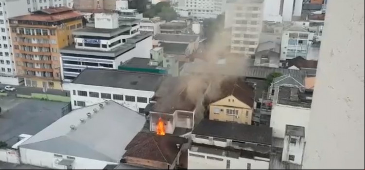 Apartamento pega fogo no Centro