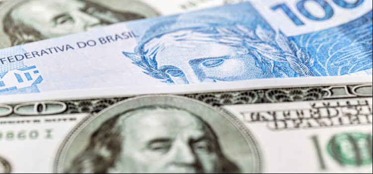 Dólar fecha abaixo de R$ 5,80