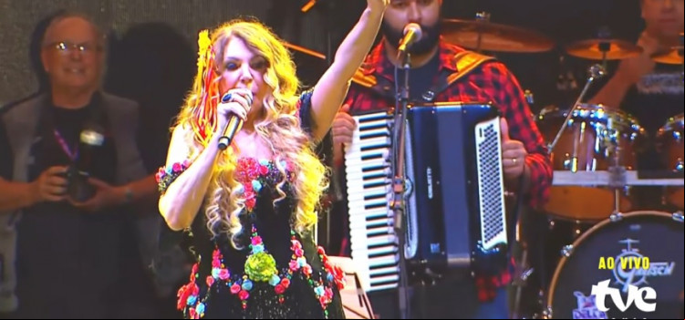 Elba Ramalho interrompe gritos contra Bolsonaro em show