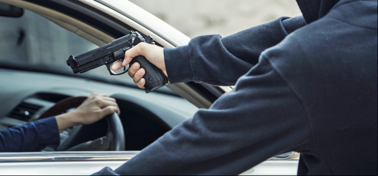 PM prende criminosos que roubaram carro em Brusque