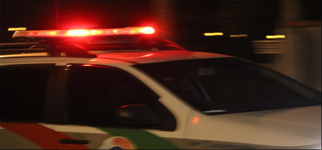 Delinquente usa a força para roubar idoso durante a madrugada