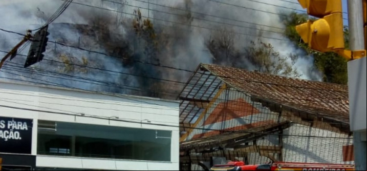 Incêndio atinge morro ao lado do Shopping Neumarkt