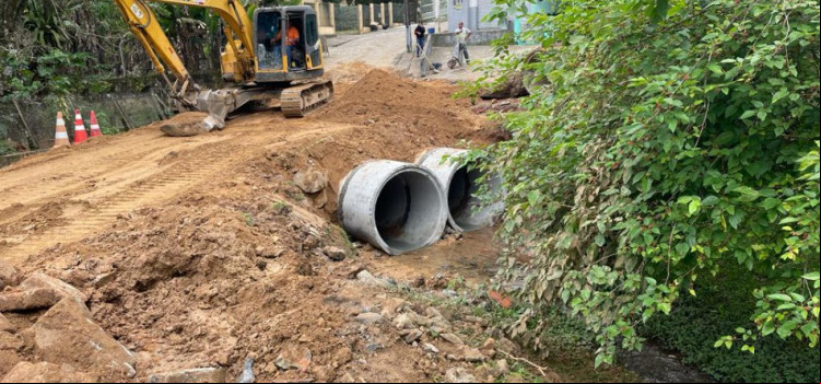Prefeitura amplia rede de tubulação em rua no Tribess