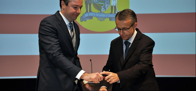 Mário Hildebrandt se torna, oficialmente, prefeito de Blumenau.