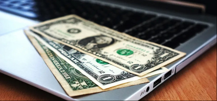 Dólar inverte sinal e opera em baixa