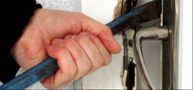 Criminosos arrombam apartamentos na Frans Volles