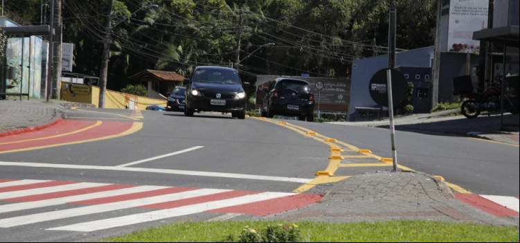 Segundo trecho da Rua dos Caçadores recebe sinalização de trânsito