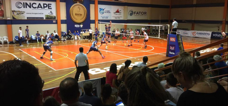 Vôlei blumenauense vence Uberlândia por 3 a 0 no domingo