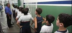 Deputados aprovam botão do pânico e detectores de metal em escolas