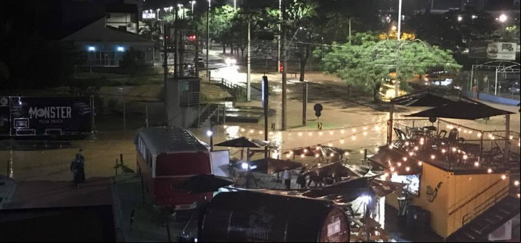 Chuva provoca alagamentos neste domingo