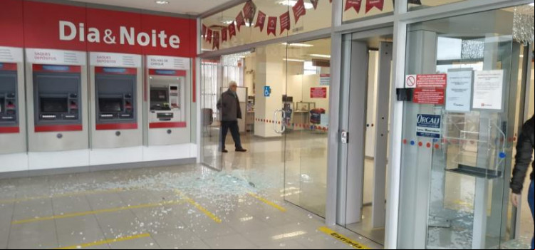 Assalto a banco termina em sequestro relâmpago