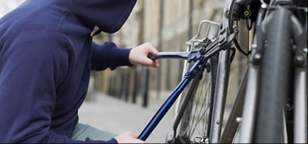 Vagabundo rouba bicicleta na Rua Sete de Maio