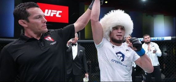 Primo de Khabib segue invicto em 15 lutas