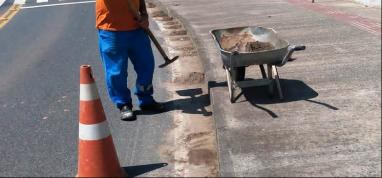 Prefeitura realiza trabalho de limpeza em pontes