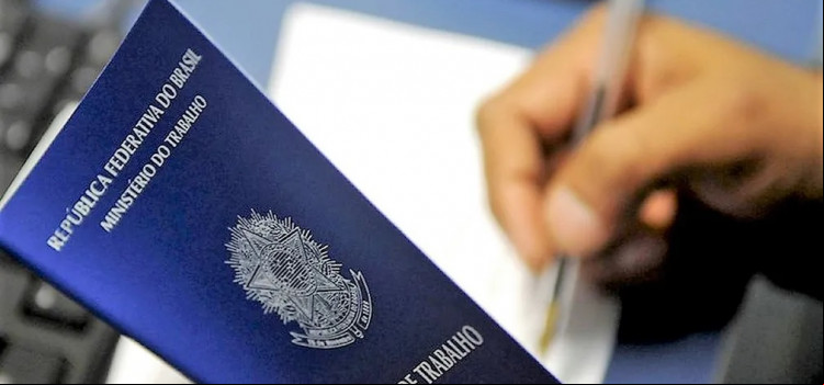 Desemprego cai a 7,9% no trimestre