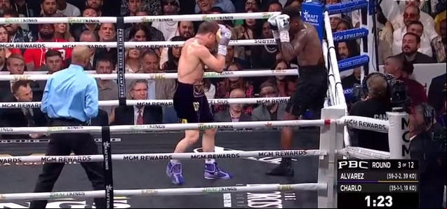 Canelo Álvarez domina Charlo e mantém cinturões