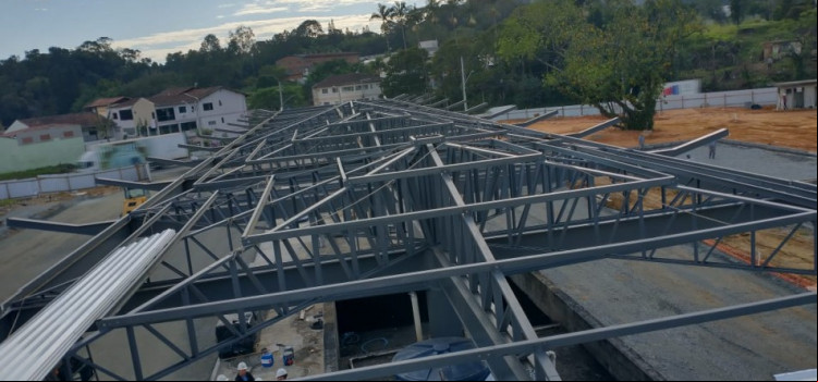 Trabalhos no Terminal Oeste avançam com a montagem da cobertura