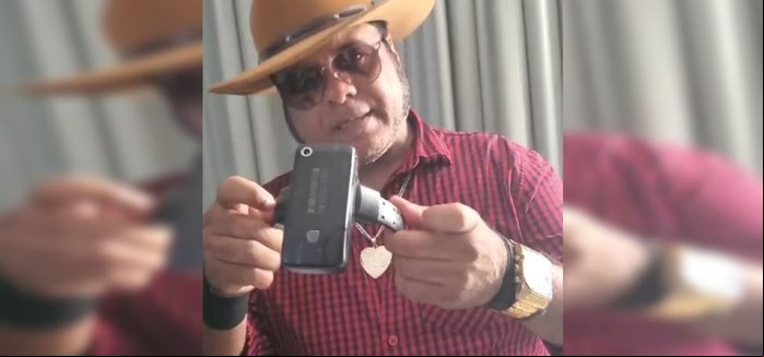 Radialista quebra tornozeleira e xinga Moraes