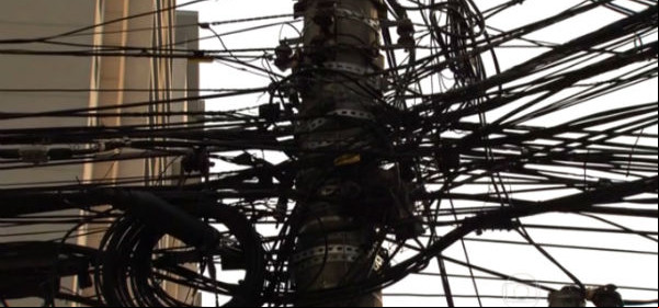 Lei acaba com emaranhado de fios em postes