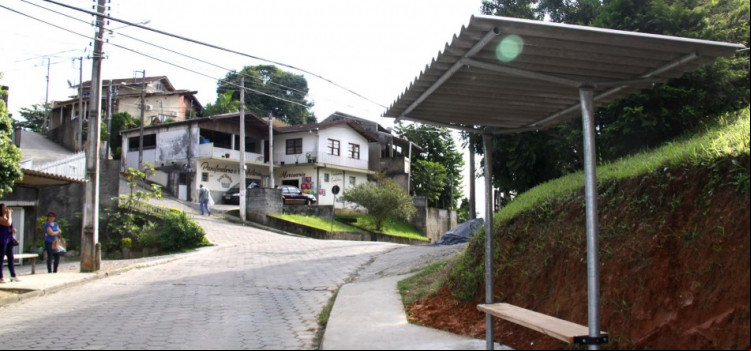 Mulher é assaltada em ponto de ônibus