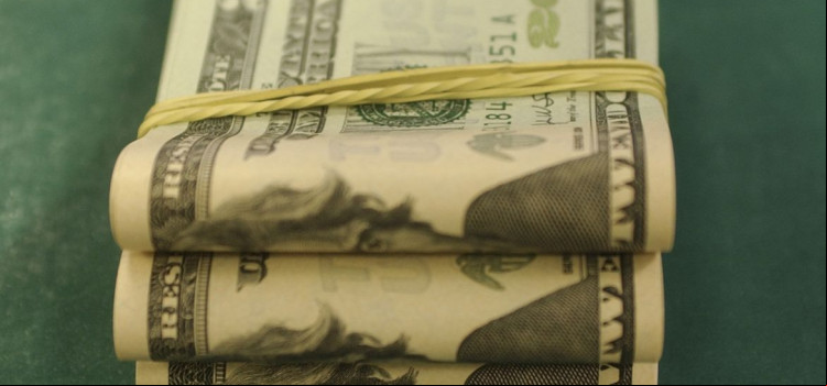 Dólar fecha no maior valor em seis meses