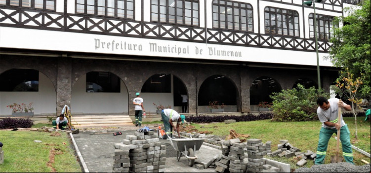 Trecho da Praça Victor Konder ganha novos pavers