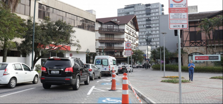 Blumenau implanta vagas de estacionamento preferenciais para autistas