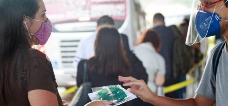 Campanha em Blumenau distribui máscaras PFF2 em terminais