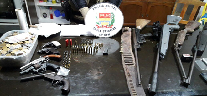 Dupla com nove armas de fogo acaba detida pela PM em Blumenau