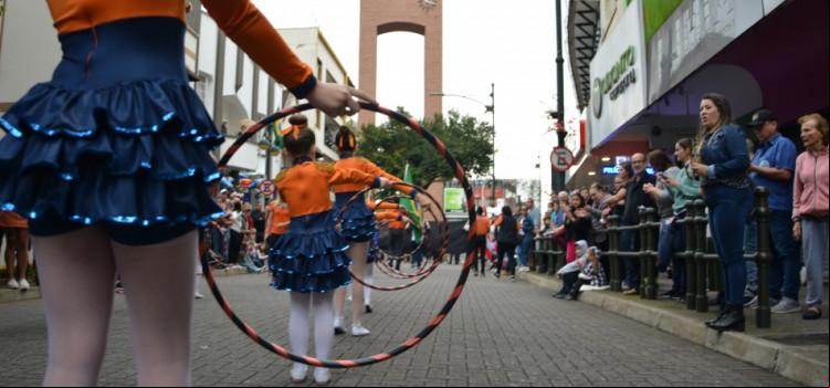 Após dois anos, desfile de aniversário volta a colorir a XV