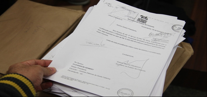 Assembleia recebe novo pedido de impeachment de Raimundo Colombo