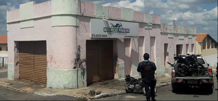 Dois covardes armados assaltam mecânico no Baderfurt