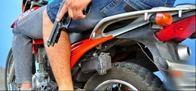 Dois covardes de moto roubam carro na BR-470