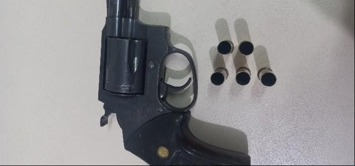 Drogado armado invade casa de idosa