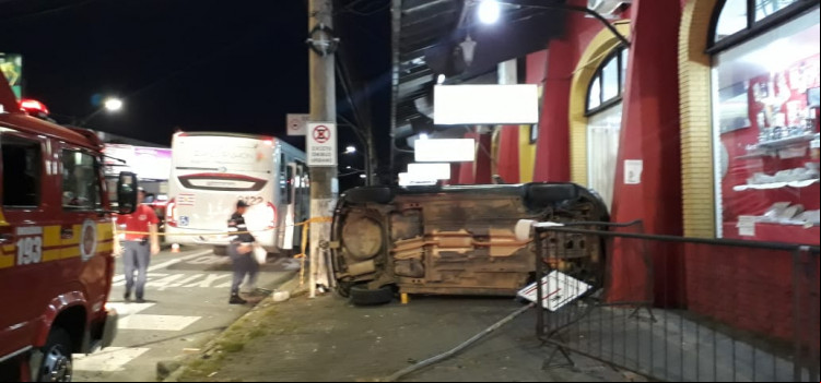 Carro capota ao colidir com ônibus ao lado do Shopping Neumarkt