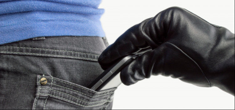 Criminoso rouba celular e é preso logo em seguida