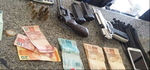 Policiais prendem suspeito com arma de fogo e carro clonado