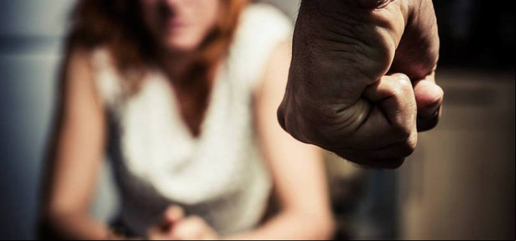 Sem nenhuma hombridade canalha agride esposa na Lauro Zommer